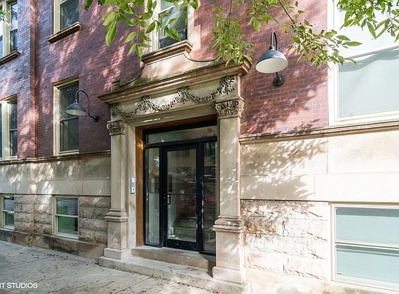 2nd image of 2104 W Byron St #2W