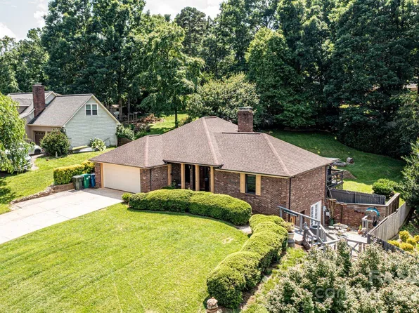 6067 Gold Creek Estate Dr, Hickory, NC 28601