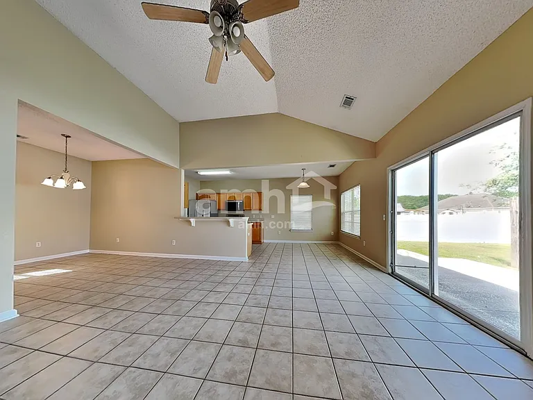 521 Amsonia Cir — Photo 7