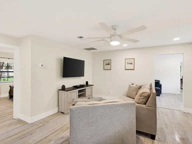 Eleanor Ave — Photo 23