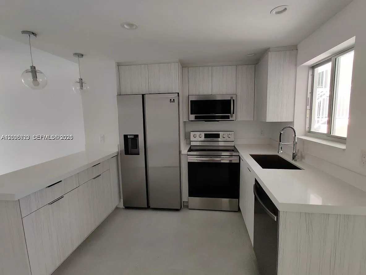 Enclave Shores Condo — Photo 2