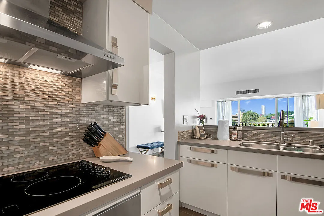 1155 N La Cienega Blvd — Photo 2
