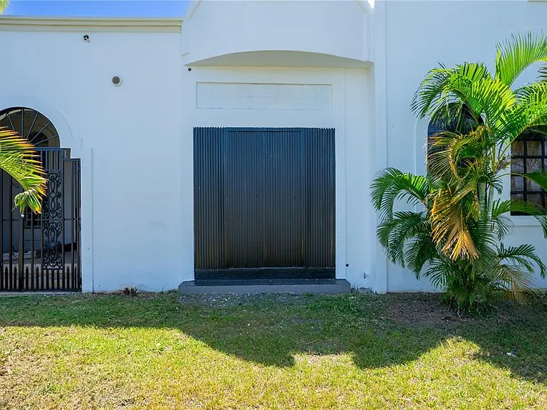 225 Santa Isidra L Fls #B — Photo 5