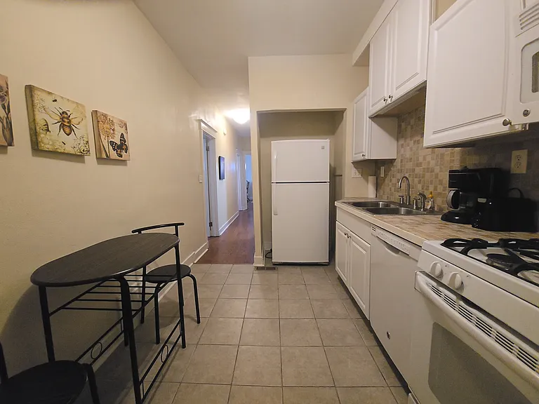 Fully equipped kitchen with dishwasher
