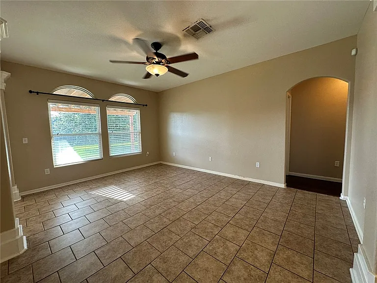1132 Imperial St — Photo 3