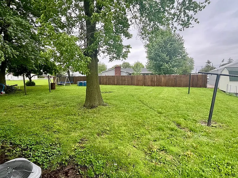 211 W County Rd — Photo 8