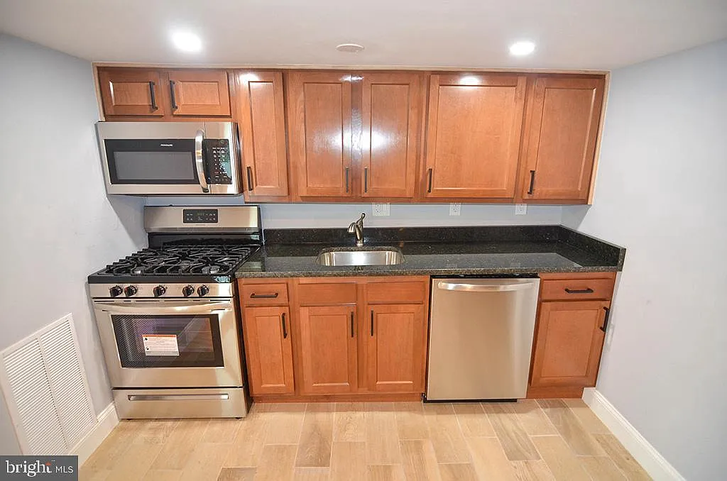 2 bed, 1.0 bath, $1,500 — Photo 4