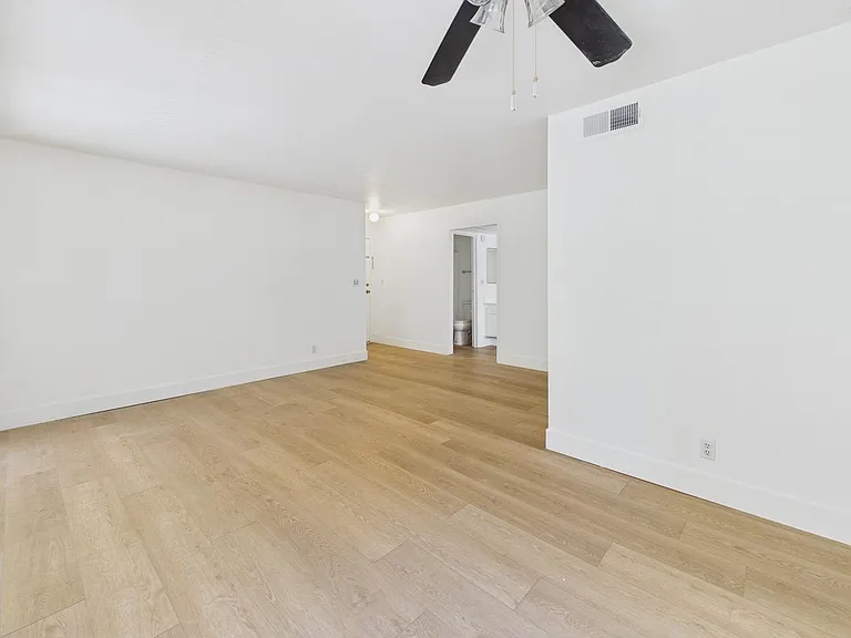 La Cresta Apartments — Photo 35