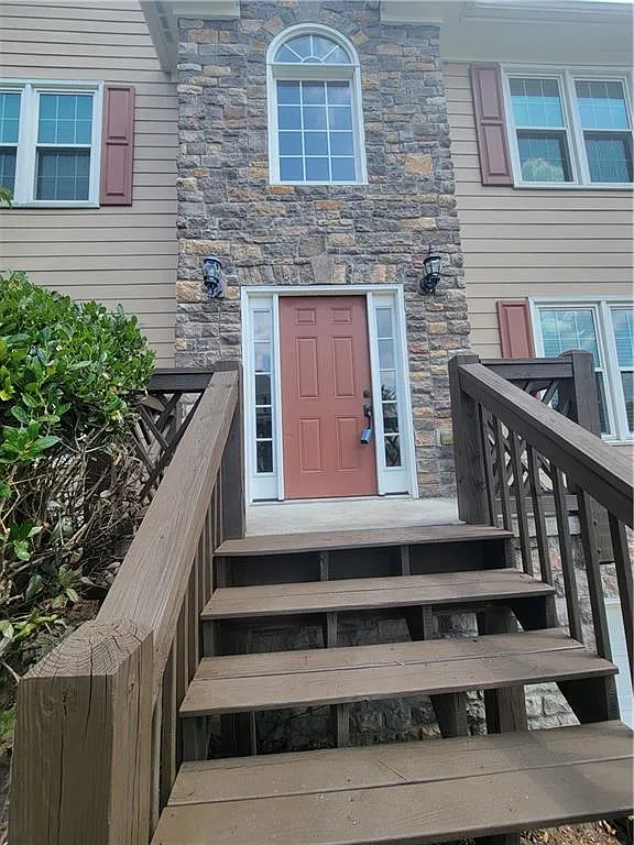 5 bed, 3.5 bath, 3298 sqft, $3,200 — Photo 2
