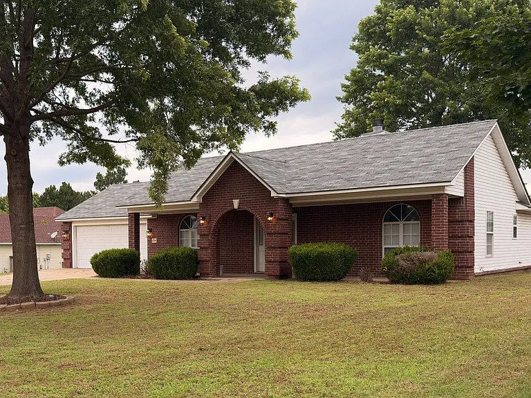 1206 Opal Cir — Photo 1