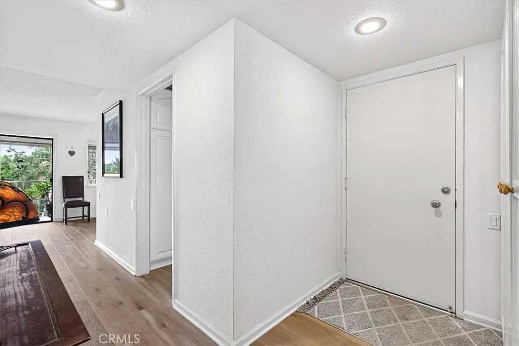 1 bed, 1057 sqft, $2,400 — Photo 4