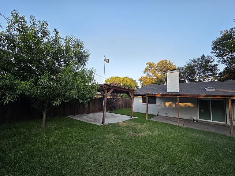 110 Dartmouth Dr — Photo 2