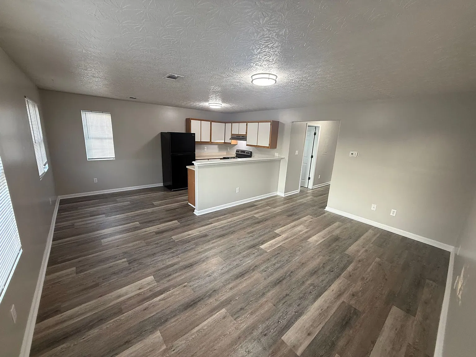 Conveniently Located 2-Bed, 1-Bath Apartment! — Photo 3