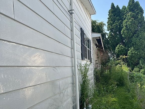 5th image of 702 E 13th St