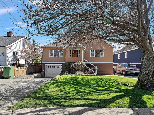 2635 Asquith St, Victoria, BC V8R 3Y4