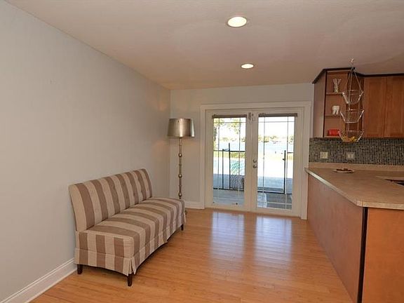 5th image of 521 Prairie Lake Dr