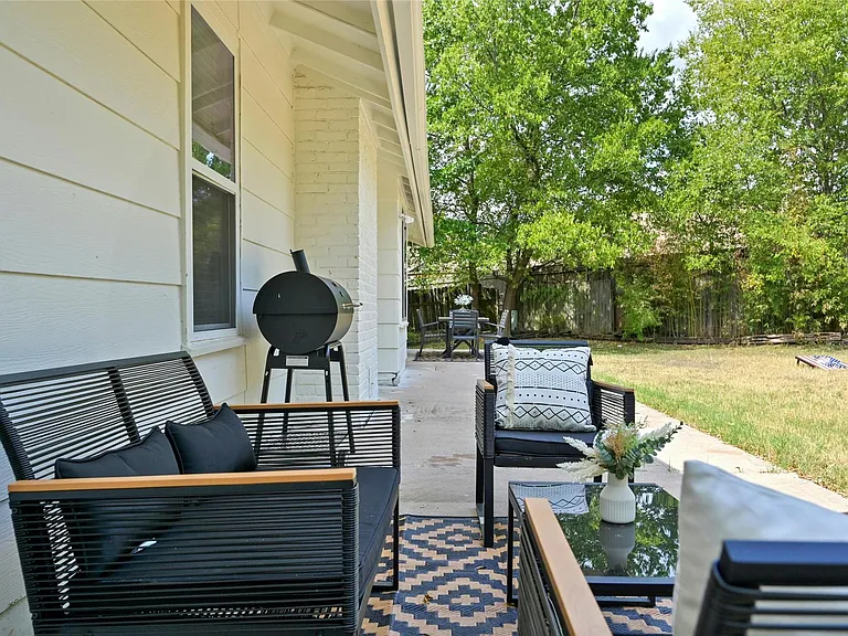 9414 Meadow Vale — Photo 32