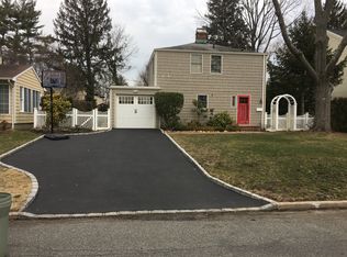 125 Princeton St, Roslyn Heights, NY 11577
