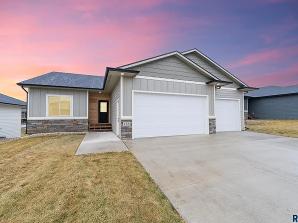 126 Skyline Dr, Valley Springs, SD 57068