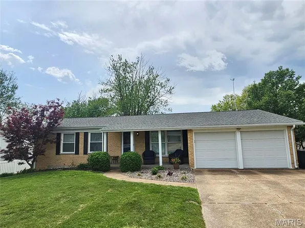 2648 Baltusrol Dr, Saint Louis, MO 63129