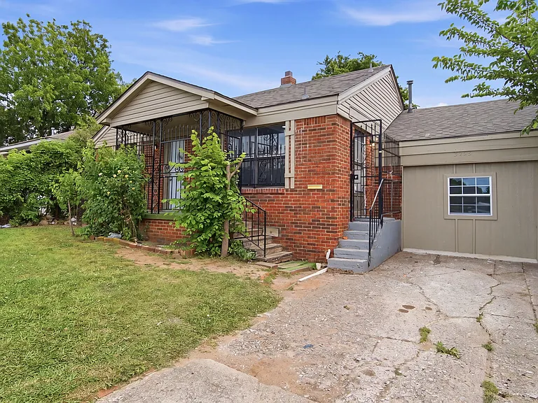 2228 SW Grand Blvd — Photo 2