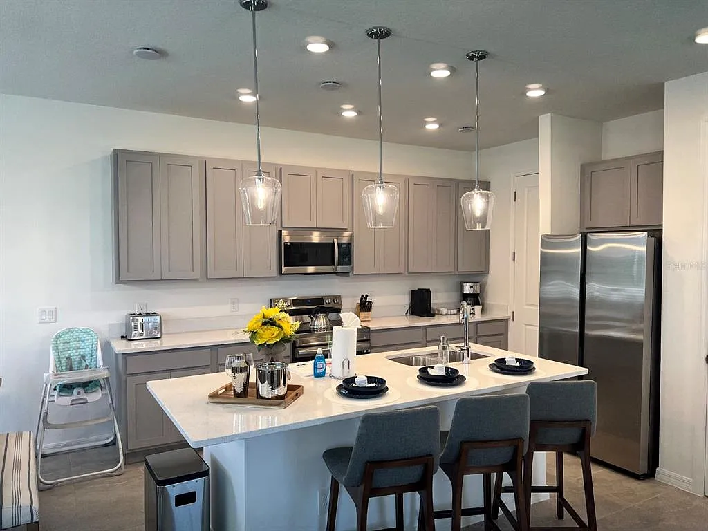 3 bed, 2.5 bath, 1653 sqft, $2,400 — Photo 4