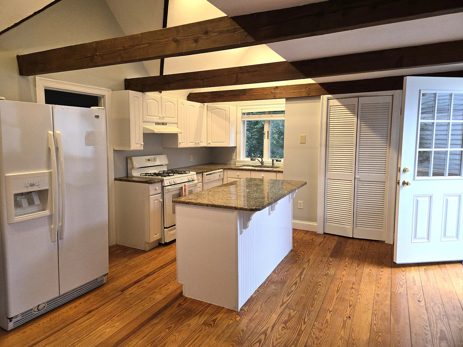 2 bed, 800 sqft, $2,500 — Photo 4