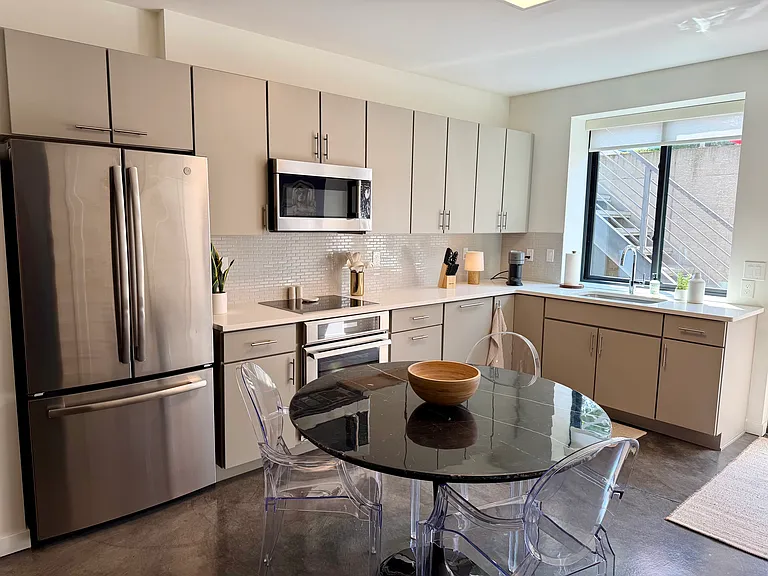 2051 W 19th St #LWR — Photo 3