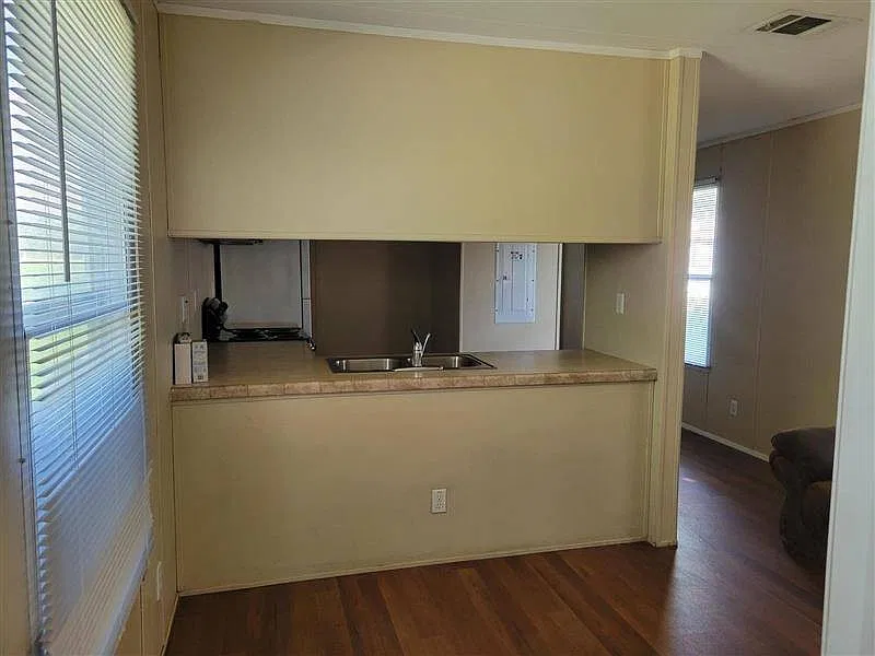 15301 W US Highway 54 — Photo 2