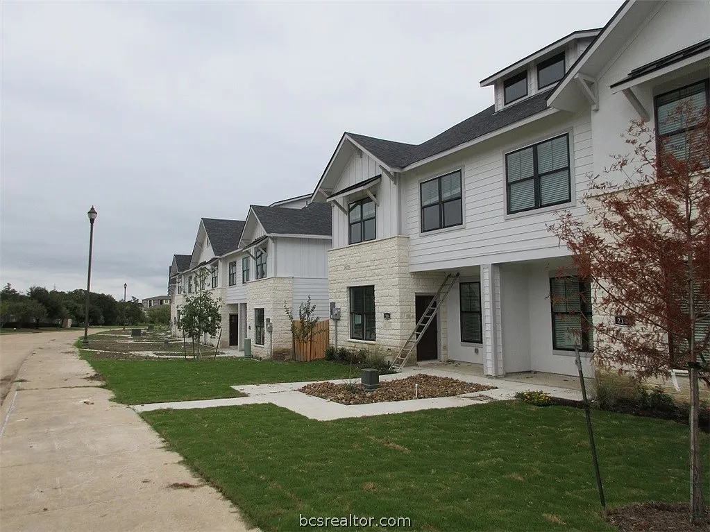4 bed, 4.5 bath, 1929 sqft, $1,880 — Photo 2