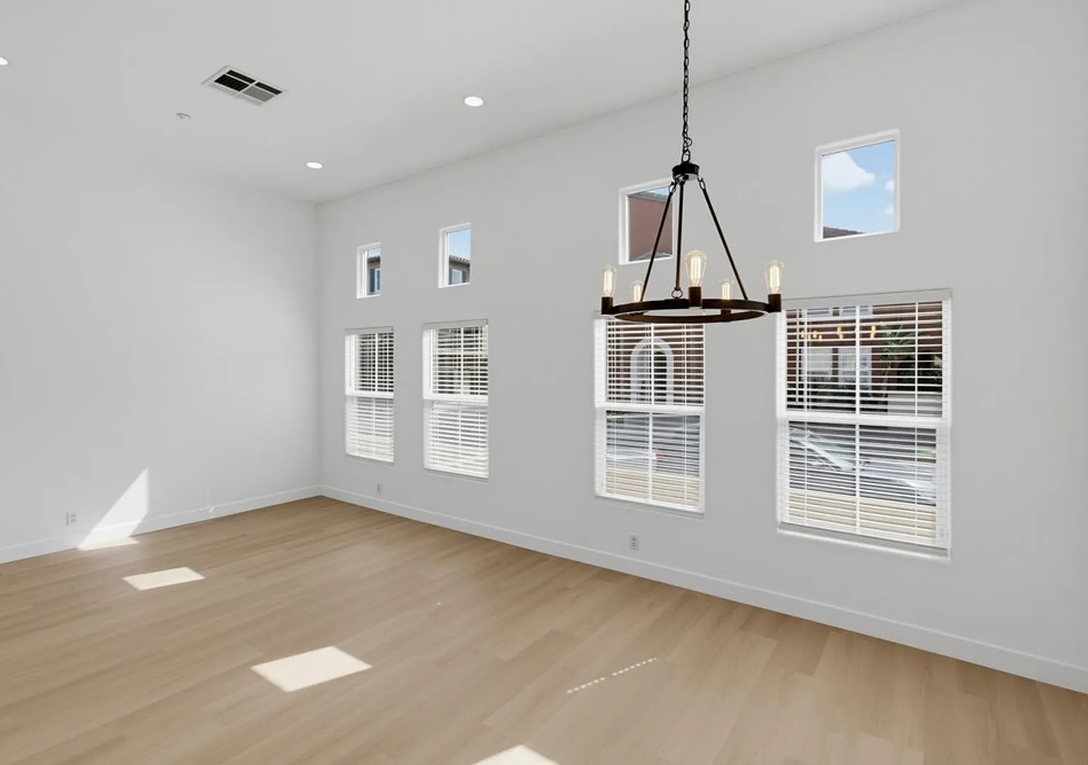 Newly Remodeled 4 Bedroom Townhome In Torrey Highlands - End Unit — Photo 2