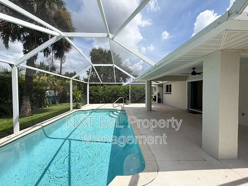 631 SW 12th St