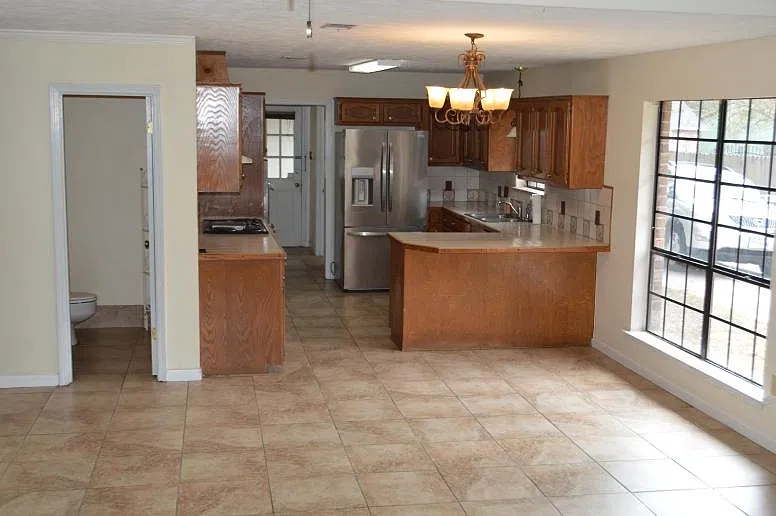3 bed, 2.5 bath, 2500 sqft, $2,100 — Photo 2