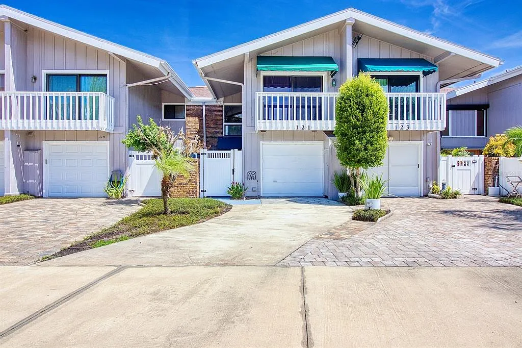 3 bed, 2.5 bath, 1702 sqft, $3,800 — Photo 1