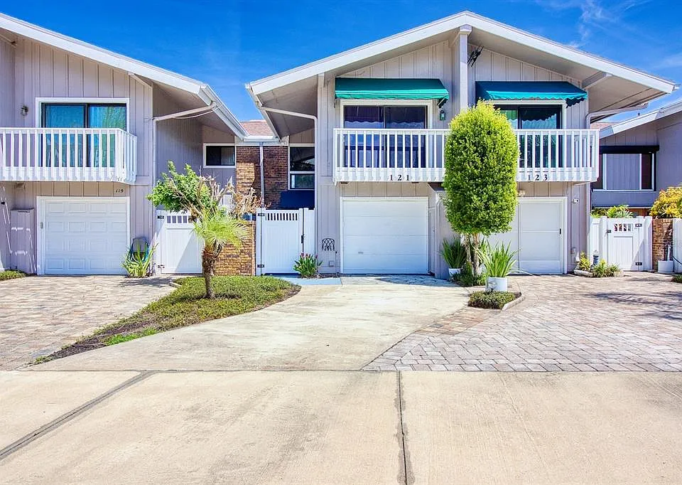 121 Lagoon Ct