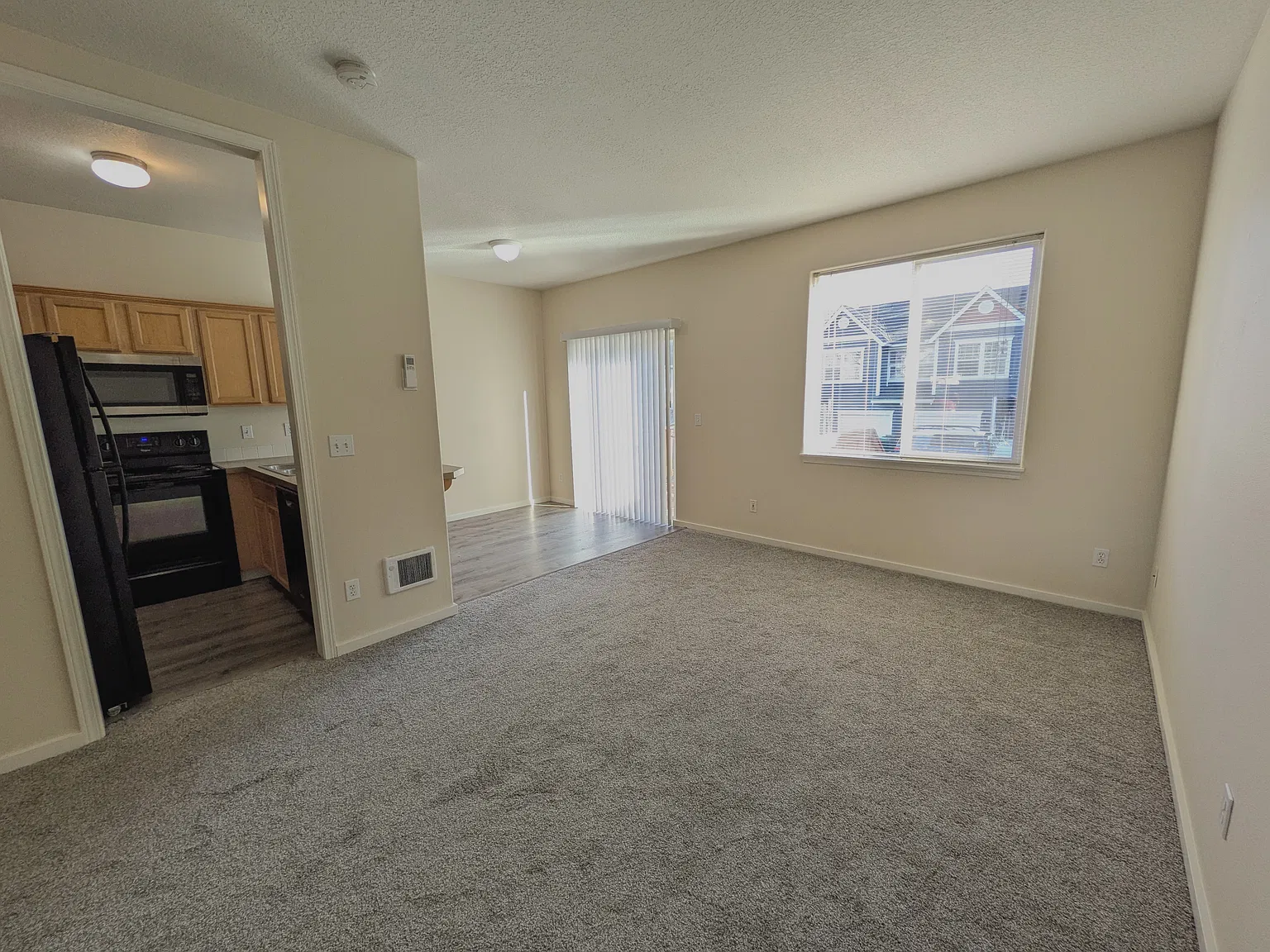 3 bed, 2.5 bath, 1271 sqft, $2,150 — Photo 4