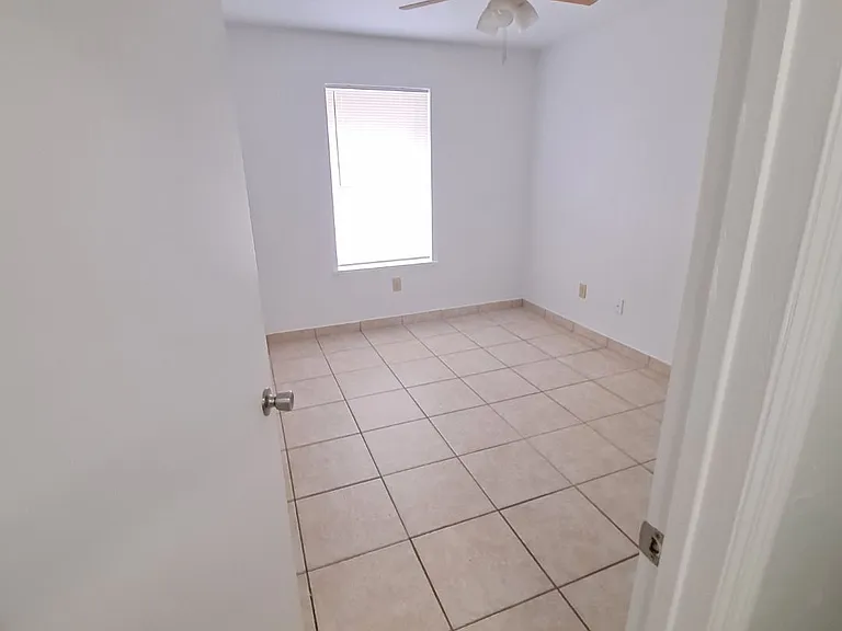 2360 SW Archer Rd #703 — Photo 2