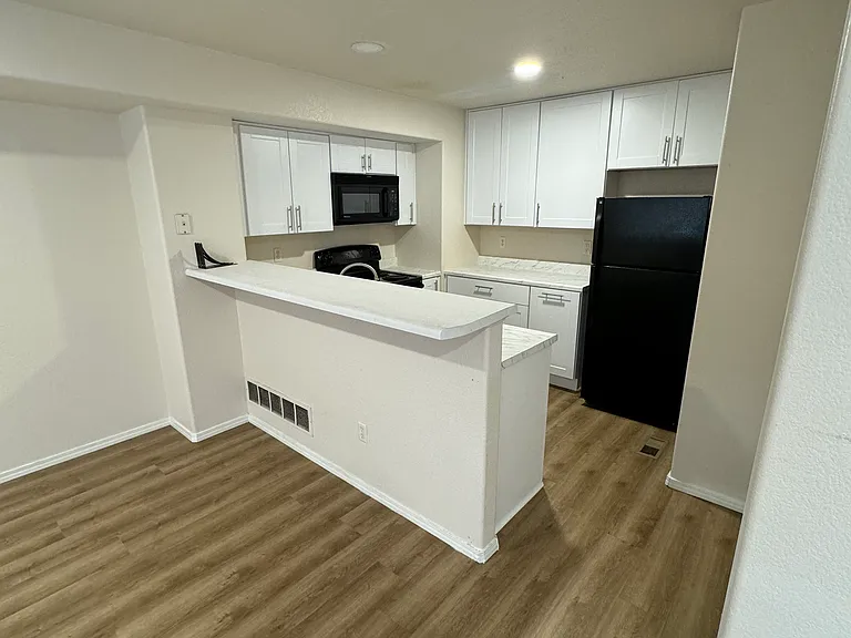 2262 Golden Gate Grv — Photo 4