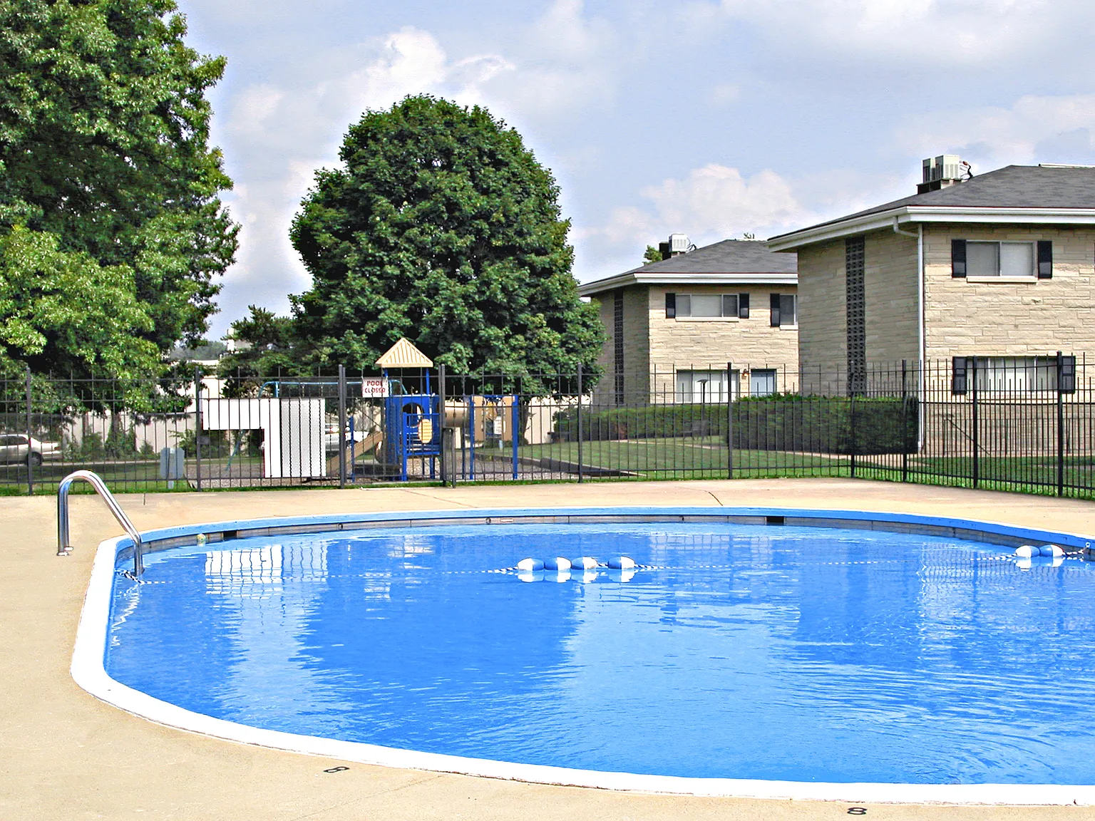 College Mall Apartments — Photo 2