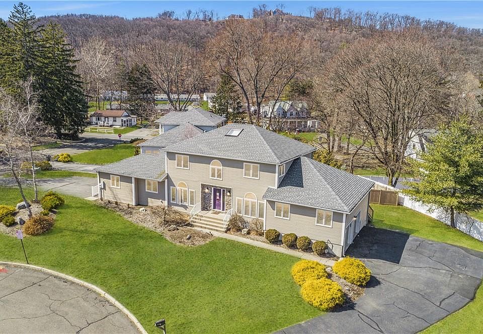1st image of 2 Baisley Farm Court