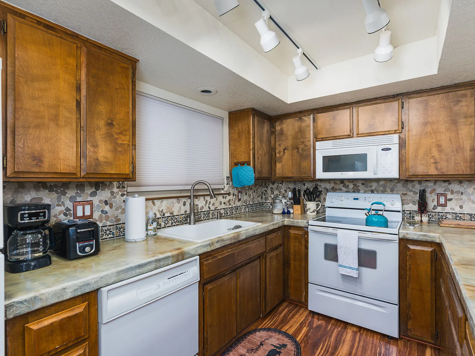 2 bed, 1417 sqft, $4,200 — Photo 3