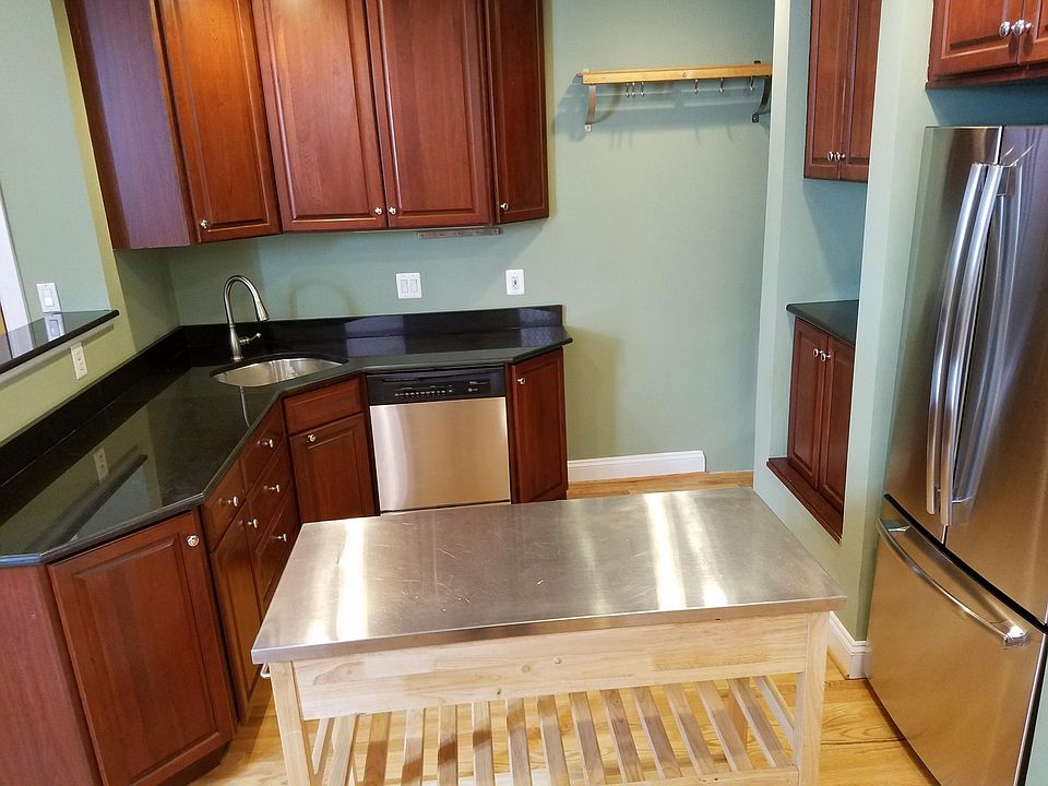 Stainless steel island included (moveable)