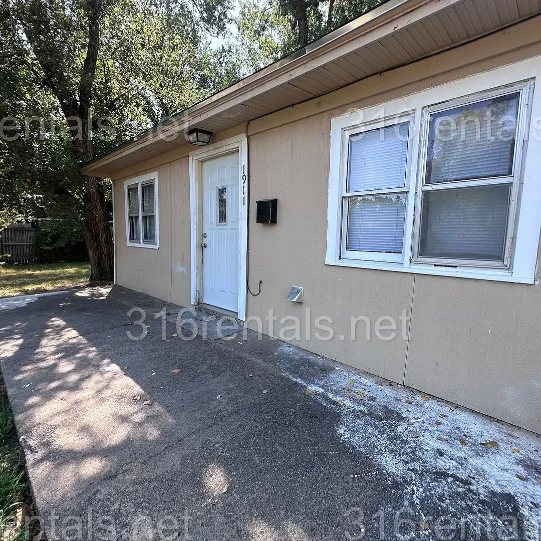 $875 - 2 bed 1 bath - Single Family Home — Photo 2