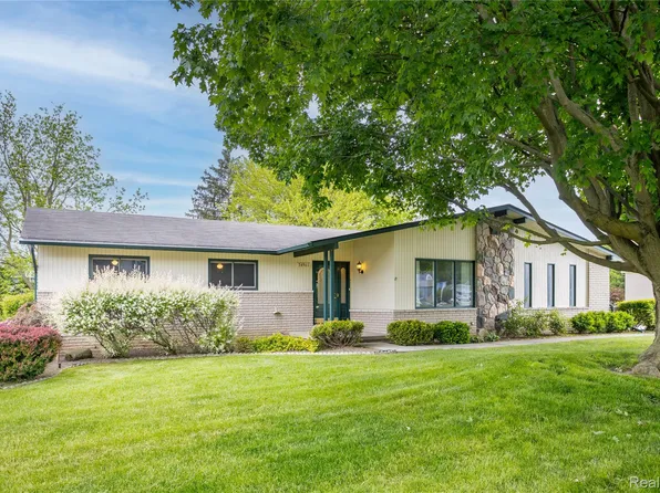 34961 Drake Heights Dr, Farmington, MI 48335