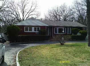 104 Raynor Rd, Ridge, NY 11961