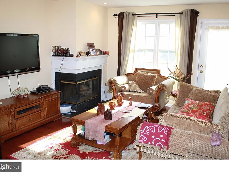 25 Benjamin Rush Ln — Photo 8