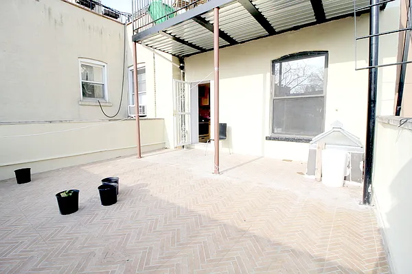 Rented by Elite NY Holdings | media 16