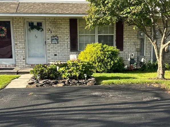 39 Conewago Dr, Hanover, PA 17331