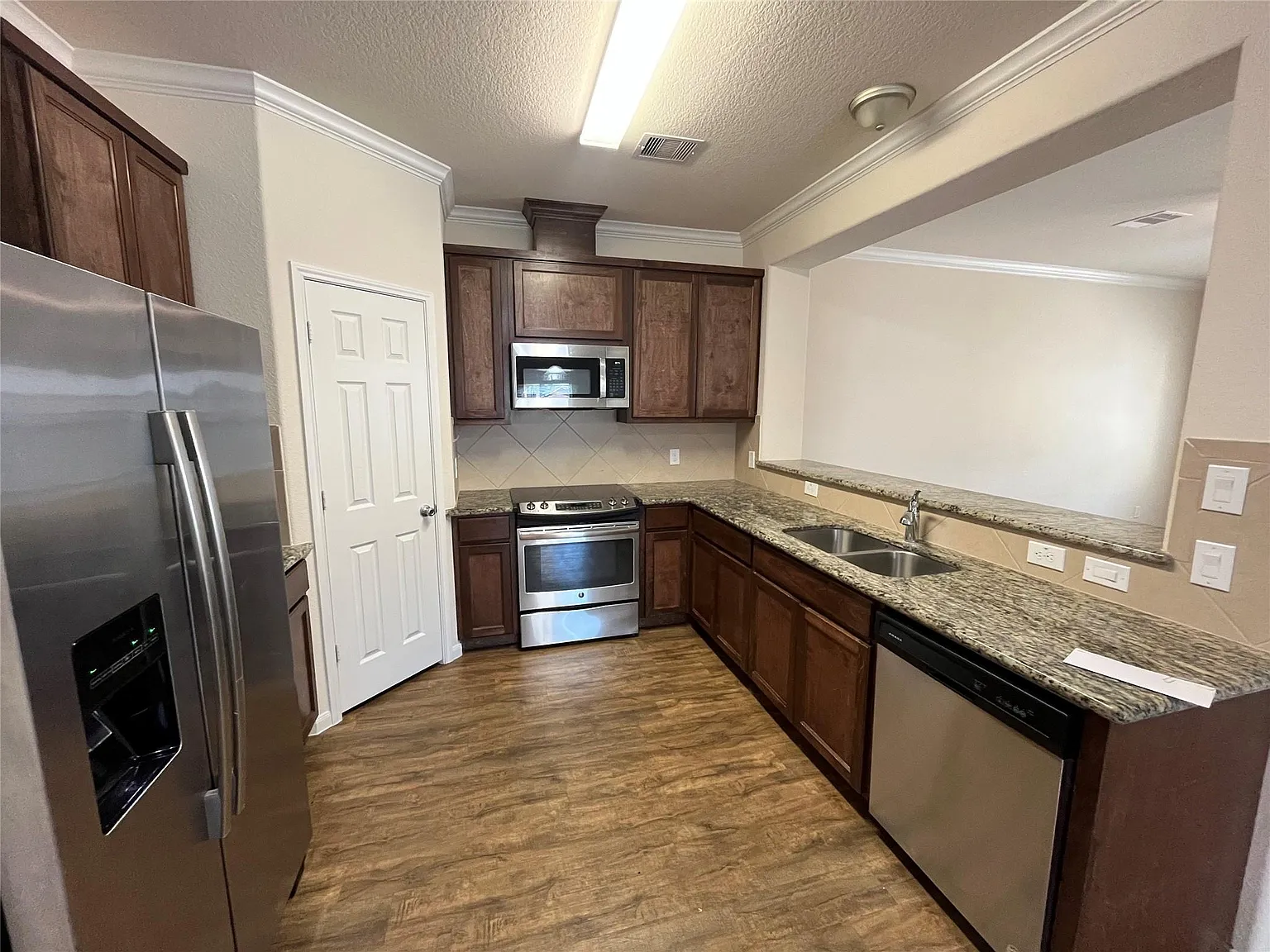 3 bed, 2.0 bath, 1319 sqft, $1,700 — Photo 2