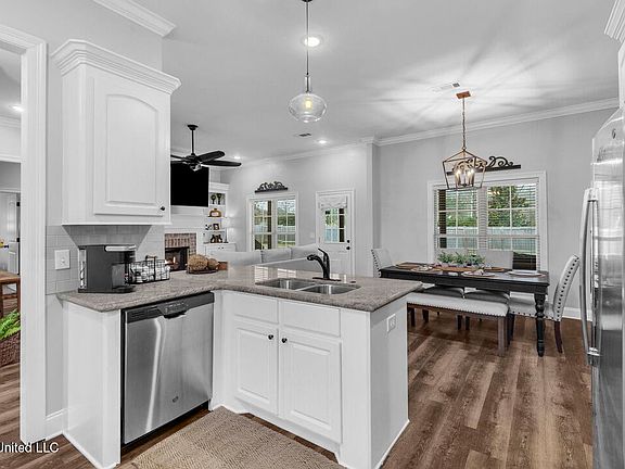 5th image of 144 Western Ridge Cir